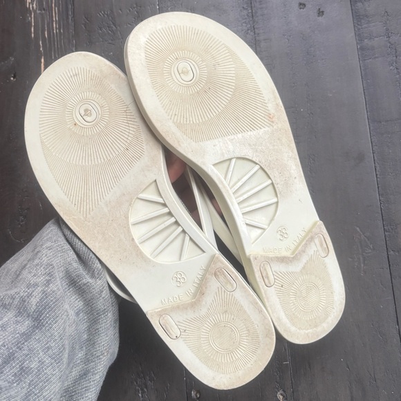 Burberry | Jelly Thong Sandals - Picture 3 of 4